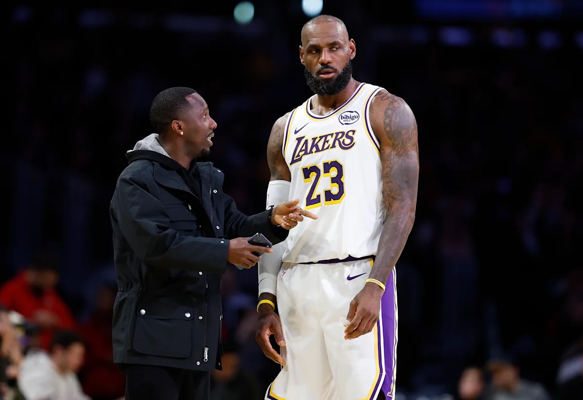 LeBron James speaks with agent Rich Paul courtside at a Lakers game. Source: Yahoo Sports
